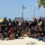 Komunitas PCP Pickup Community Pinang membentangkan bendera Merah Putih di Pantai Atok Trikora Bintan
