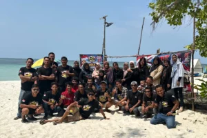 Komunitas PCP Pickup Community Pinang membentangkan bendera Merah Putih di Pantai Atok Trikora Bintan