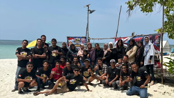 Komunitas PCP Pickup Community Pinang membentangkan bendera Merah Putih di Pantai Atok Trikora Bintan