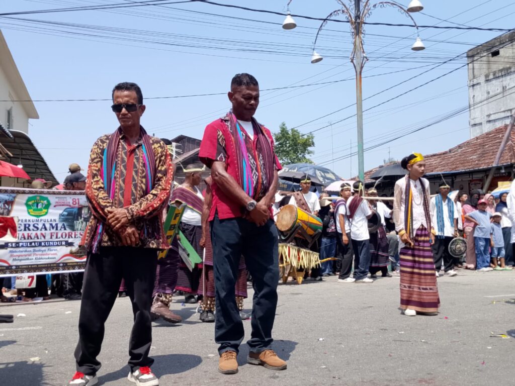 Koordinator Paguyuban Flores A Rahim memimpin rombongan peserta Karnaval HUT ke 81 RI di Kundur