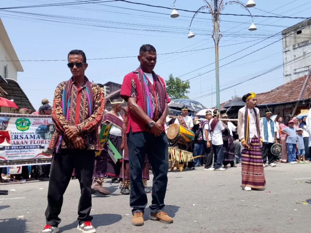 Koordinator Paguyuban Flores A Rahim memimpin rombongan peserta Karnaval HUT ke 81 RI di Kundur