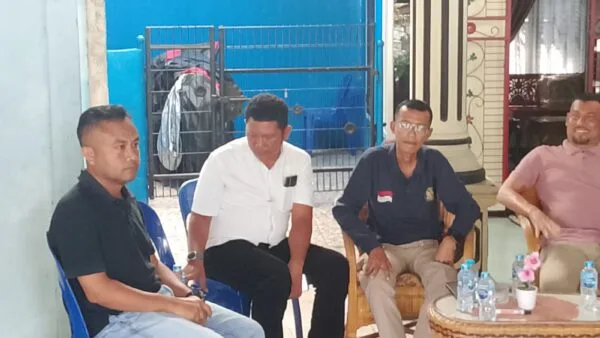 Mediasi warga RT 002 Kelurahan Tanjungbatu Kota bersama Lurah dan perwakilan PT Tower Bersama Group.