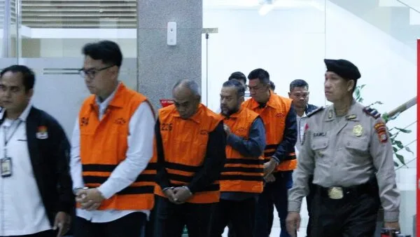 Penahanan tersangka kasus dugaan korupsi pengadaan iklan Bank BJB oleh KPK di Gedung Merah Putih.
