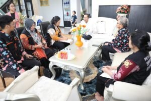 Penempelan stiker Sensus Ekonomi 2026 sebagai tanda partisipasi dalam SE2026 di Batam.
