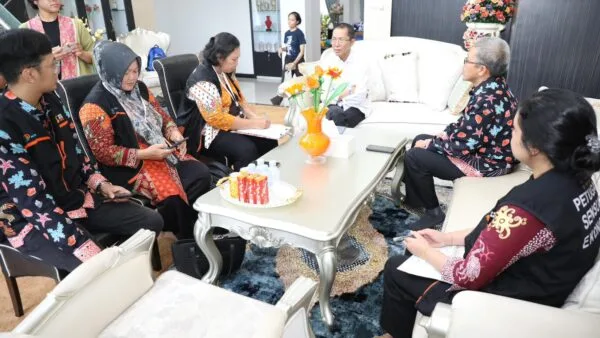 Penempelan stiker Sensus Ekonomi 2026 sebagai tanda partisipasi dalam SE2026 di Batam.
