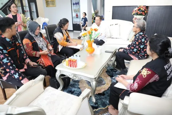 Penempelan stiker Sensus Ekonomi 2026 sebagai tanda partisipasi dalam SE2026 di Batam.