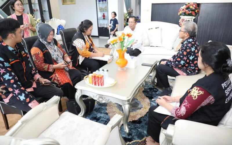 Penempelan stiker Sensus Ekonomi 2026 sebagai tanda partisipasi dalam SE2026 di Batam.