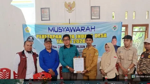 Penyerahan dokumen penetapan RKPDesa dan Indeks Desa Tanjung Berlian Barat bersama Camat Kundur Utara.