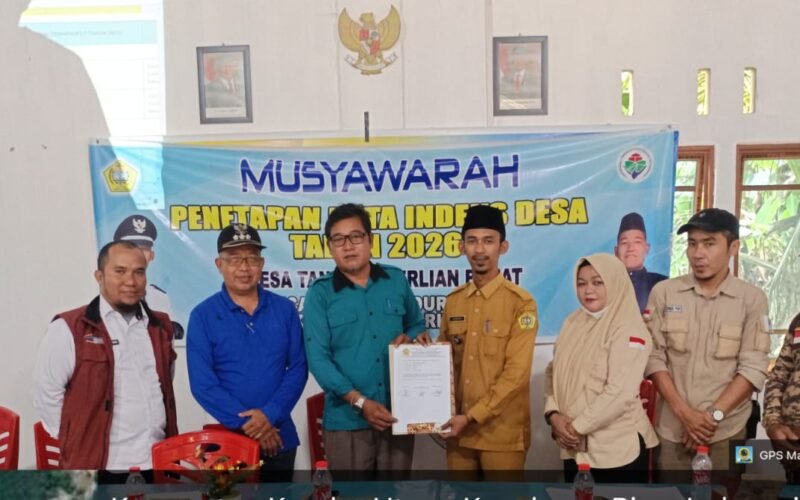 Penyerahan dokumen penetapan RKPDesa dan Indeks Desa Tanjung Berlian Barat bersama Camat Kundur Utara.