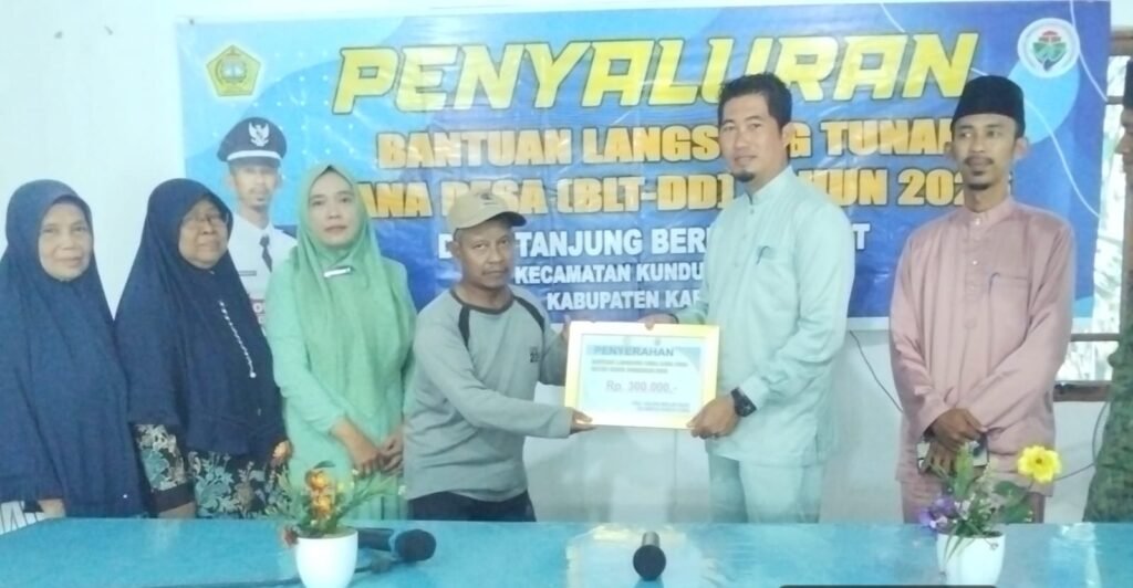 Pemdes Tanjung Berlian Barat Serahkan BLT DD ke 10 KPM