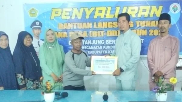 Penyerahan simbolis Bantuan Langsung Tunai Dana Desa (BLT DD) di Desa Tanjung Berlian Barat, Kundur Utara, Karimun