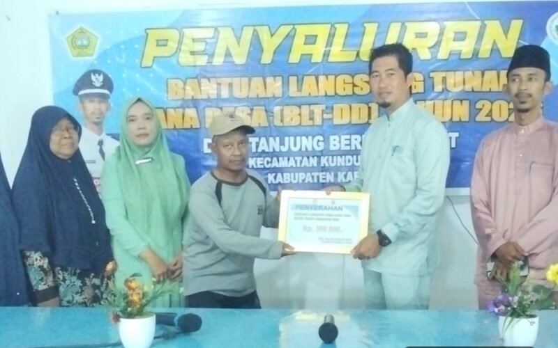 Penyerahan simbolis Bantuan Langsung Tunai Dana Desa (BLT DD) di Desa Tanjung Berlian Barat, Kundur Utara, Karimun