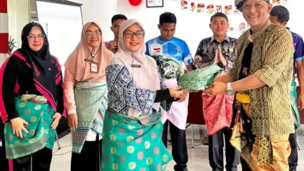 Penyerahan simbolis tanjak warisan Melayu oleh Deni Jebat kepada Plt Kadisparbud Anambas Hani Muzwati.