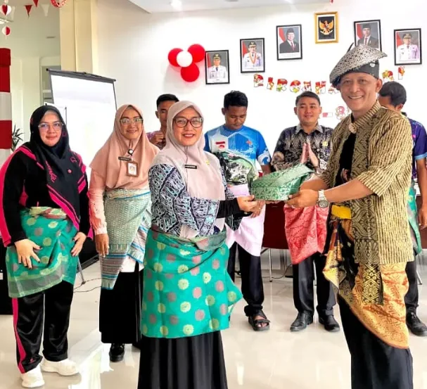 Penyerahan simbolis tanjak warisan Melayu oleh Deni Jebat kepada Plt Kadisparbud Anambas Hani Muzwati.