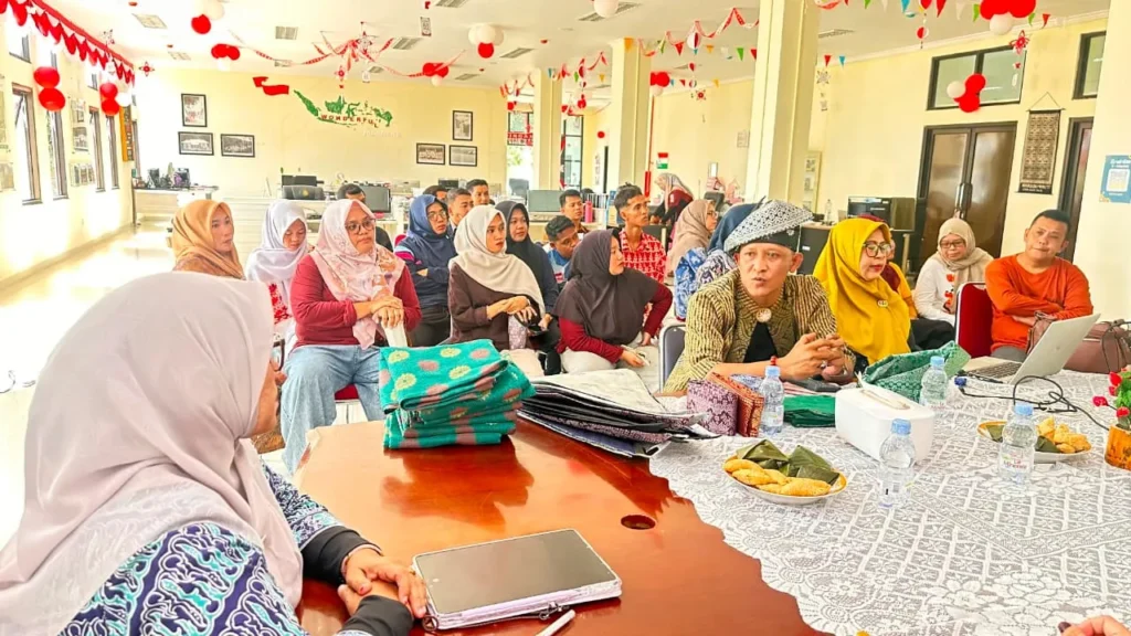 Penyerahan simbolis tanjak warisan Melayu oleh Deni Jebat kepada Plt Kadisparbud Anambas Hani Muzwati.