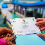 Penyerahan undangan Upacara HUT ke-81 Kemerdekaan RI di Istana Merdeka kepada guru dan nelayan Kepulauan Seribu.