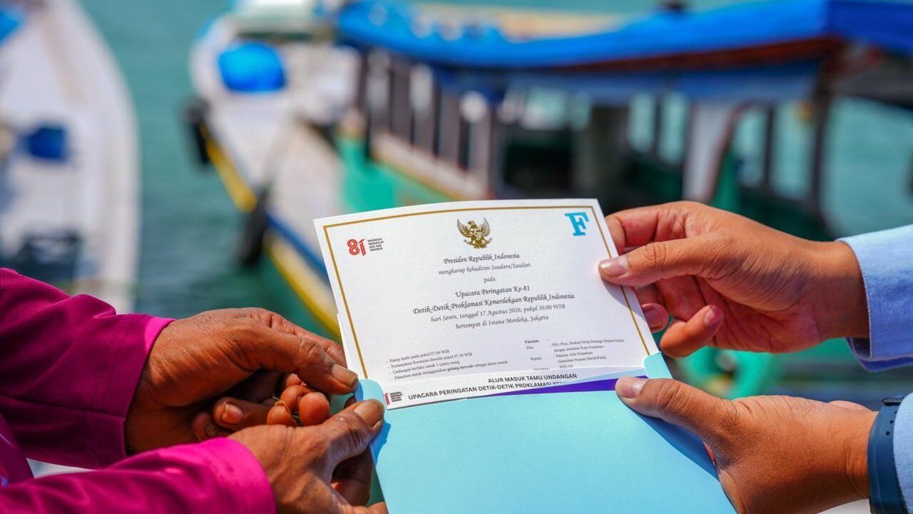 Penyerahan undangan Upacara HUT ke-81 Kemerdekaan RI di Istana Merdeka kepada guru dan nelayan Kepulauan Seribu.