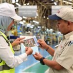 Penyerahan undangan Upacara HUT ke-81 Kemerdekaan RI di Istana Merdeka kepada perwakilan petani dan buruh.