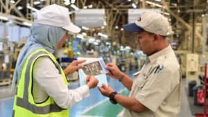 Penyerahan undangan Upacara HUT ke-81 Kemerdekaan RI di Istana Merdeka kepada perwakilan petani dan buruh.