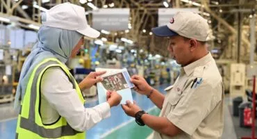 Penyerahan undangan Upacara HUT ke-81 Kemerdekaan RI di Istana Merdeka kepada perwakilan petani dan buruh.