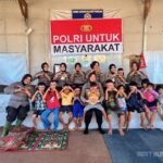 Personel Polresta Padang membantu pembersihan lumpur dan memberikan pendampingan trauma healing pascabanjir di Padang
