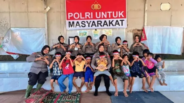 Personel Polresta Padang membantu pembersihan lumpur dan memberikan pendampingan trauma healing pascabanjir di Padang