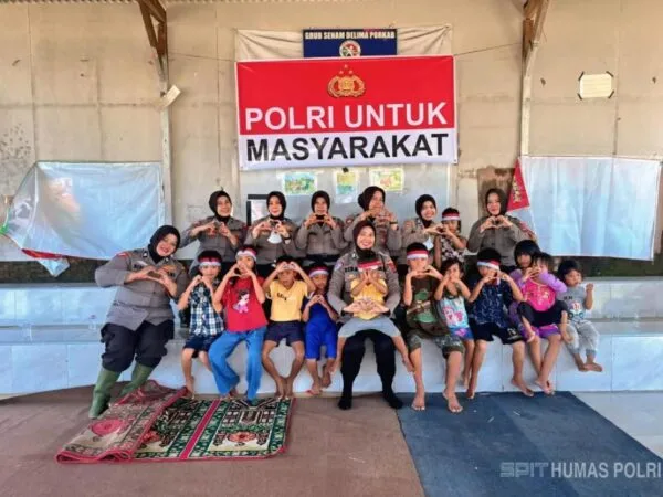Personel Polresta Padang membantu pembersihan lumpur dan memberikan pendampingan trauma healing pascabanjir di Padang