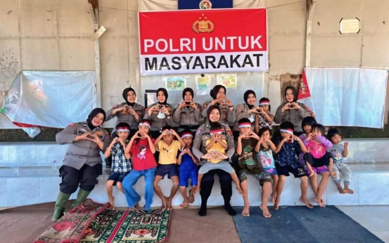 Personel Polresta Padang membantu pembersihan lumpur dan memberikan pendampingan trauma healing pascabanjir di Padang