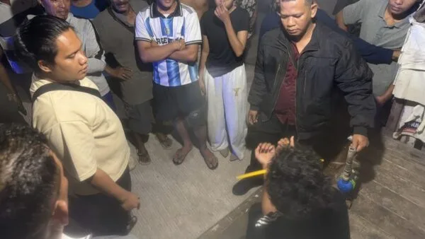 Personel Polsek Batu Aji mengamankan lokasi kejadian perkara di Perumahan Marina Green