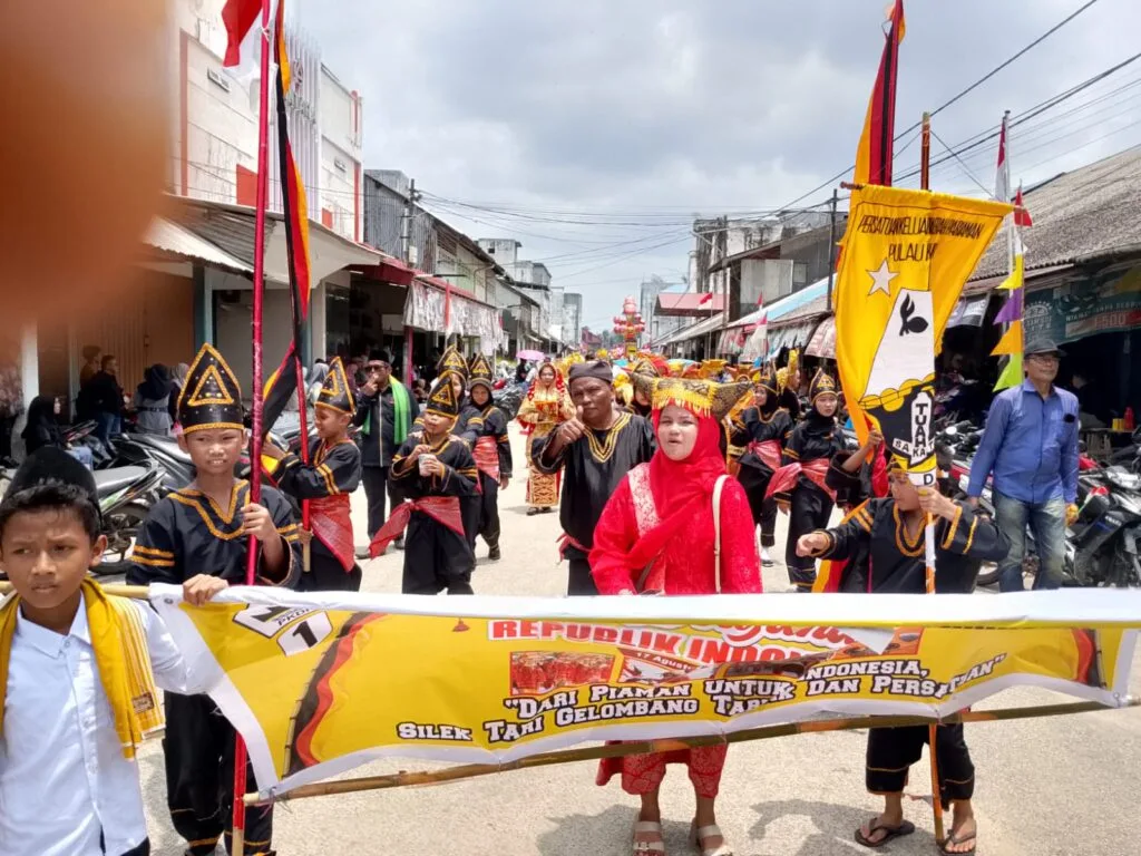 Dari Parade Pelajar Hingga Atraksi Paguyuban Pariaman, Karnaval Kuta Karimun Berlangsung Meriah