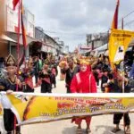 Peserta Paguyuban Pariaman dan kontingen karnaval HUT ke 81 RI di Kundur Utara menampilkan atraksi di kawasan Pelabuhan