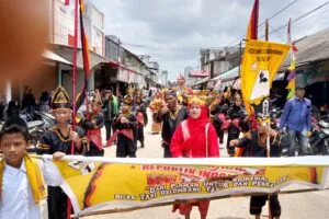 Peserta Paguyuban Pariaman dan kontingen karnaval HUT ke 81 RI di Kundur Utara menampilkan atraksi di kawasan Pelabuhan