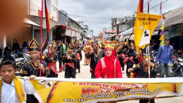 Peserta Paguyuban Pariaman dan kontingen karnaval HUT ke 81 RI di Kundur Utara menampilkan atraksi di kawasan Pelabuhan