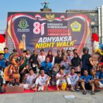 Peserta dan panitia foto bersama di depan baliho Adhyaksa Night Walk 45 KM Kundur.