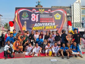 Peserta dan panitia foto bersama di depan baliho Adhyaksa Night Walk 45 KM Kundur.