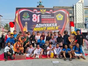 Peserta dan panitia foto bersama di depan baliho Adhyaksa Night Walk 45 KM Kundur.