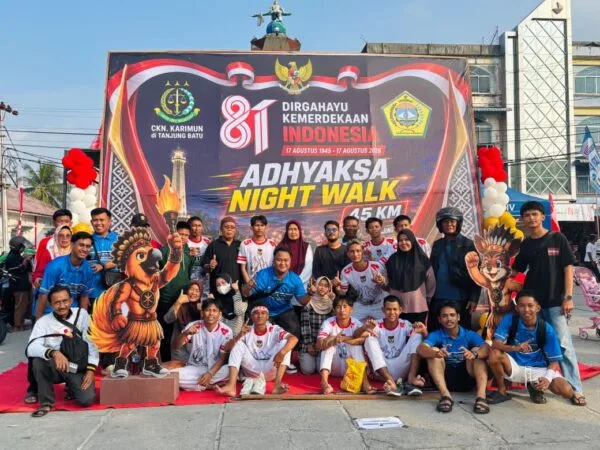 Peserta dan panitia foto bersama di depan baliho Adhyaksa Night Walk 45 KM Kundur.