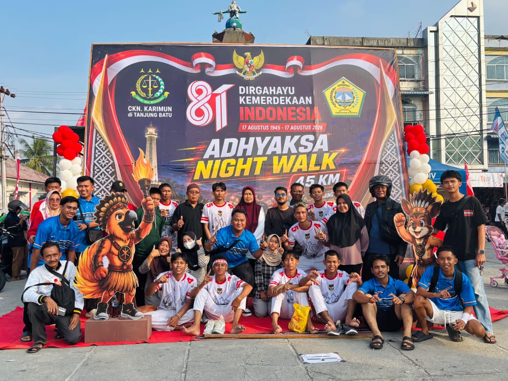 Peserta dan panitia foto bersama di depan baliho Adhyaksa Night Walk 45 KM Kundur.