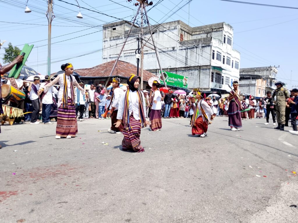 Meriahnya Karnaval Kundur: Paguyuban Flores Tampil Memukau