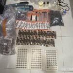 Petugas Bareskrim Polri mengamankan barang bukti cartridge vape etomidate di Mampang Jakarta Selatan