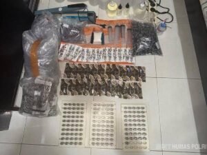 Petugas Bareskrim Polri mengamankan barang bukti cartridge vape etomidate di Mampang Jakarta Selatan