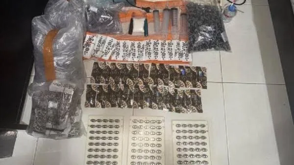 Petugas Bareskrim Polri mengamankan barang bukti cartridge vape etomidate di Mampang Jakarta Selatan