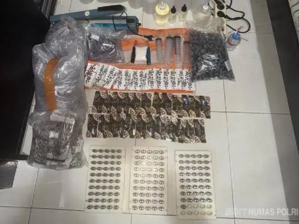 Petugas Bareskrim Polri mengamankan barang bukti cartridge vape etomidate di Mampang Jakarta Selatan