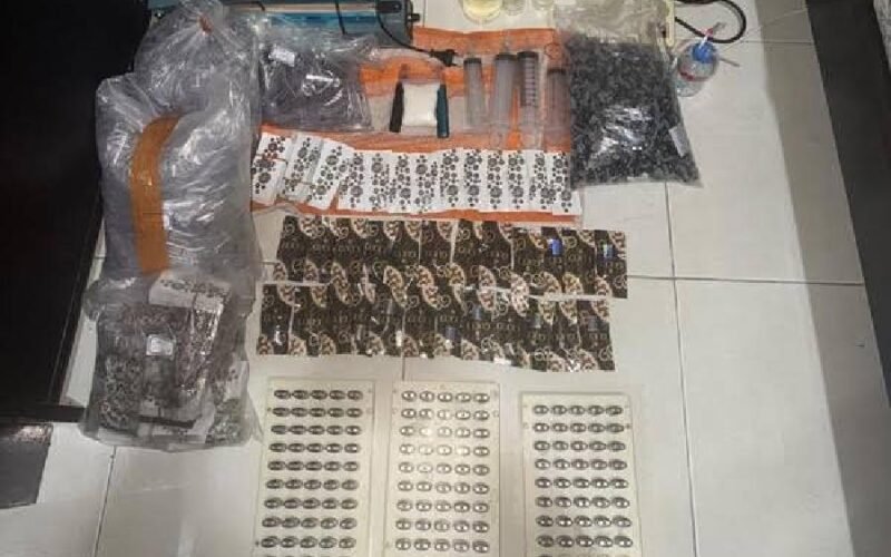 Petugas Bareskrim Polri mengamankan barang bukti cartridge vape etomidate di Mampang Jakarta Selatan