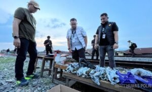Petugas kepolisian membongkar barak narkoba di bantaran rel Tembung Medan