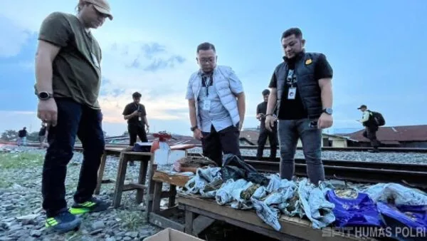 Petugas kepolisian membongkar barak narkoba di bantaran rel Tembung Medan