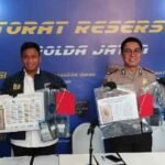 Konferensi pers Ditressiber Polda Jatim terkait pengungkapan kasus penipuan emas murah jaringan lapas