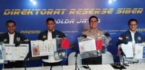 Konferensi pers Ditressiber Polda Jatim terkait pengungkapan kasus penipuan emas murah jaringan lapas