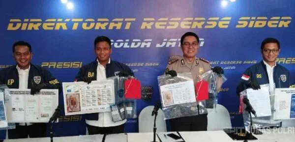 Konferensi pers Ditressiber Polda Jatim terkait pengungkapan kasus penipuan emas murah jaringan lapas