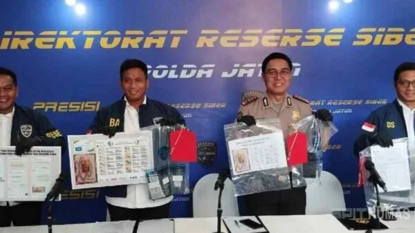 Konferensi pers Ditressiber Polda Jatim terkait pengungkapan kasus penipuan emas murah jaringan lapas